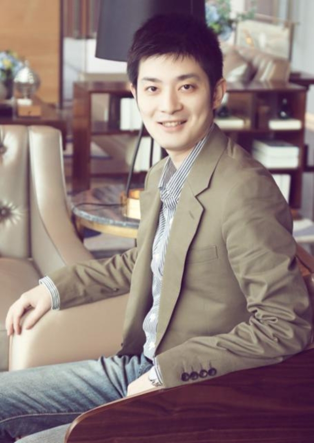 床上的人
中度可信度描述已自動生成