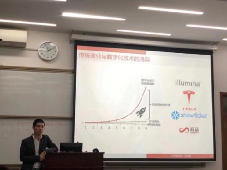 圖片包含 室內(nèi), 天花板, 男人, 站
描述已自動生成