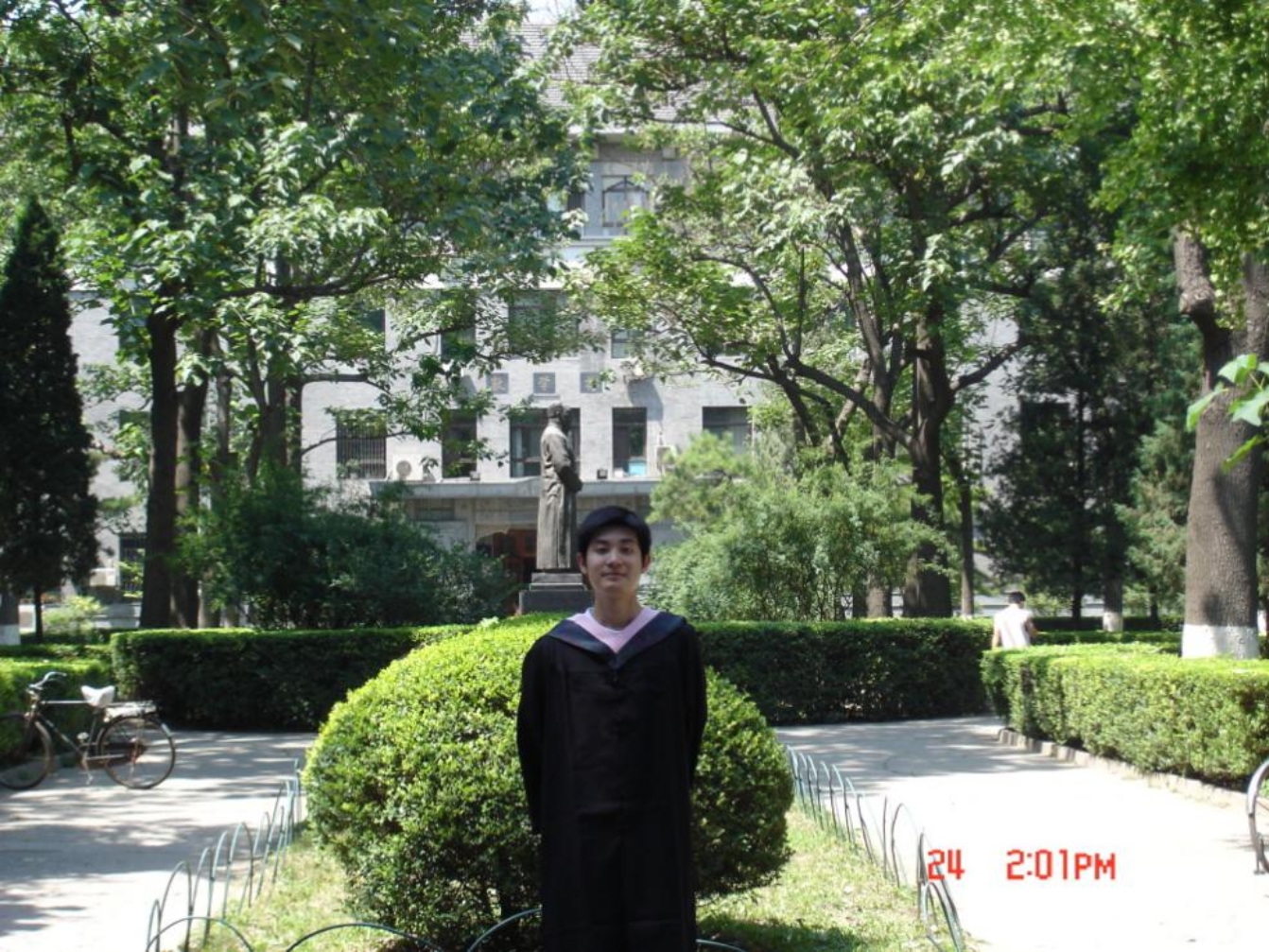 男人在樹林前的花園
描述已自動生成