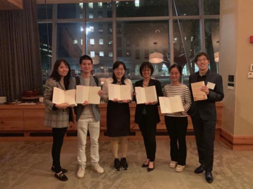 一群人站在室內(nèi)
描述已自動生成