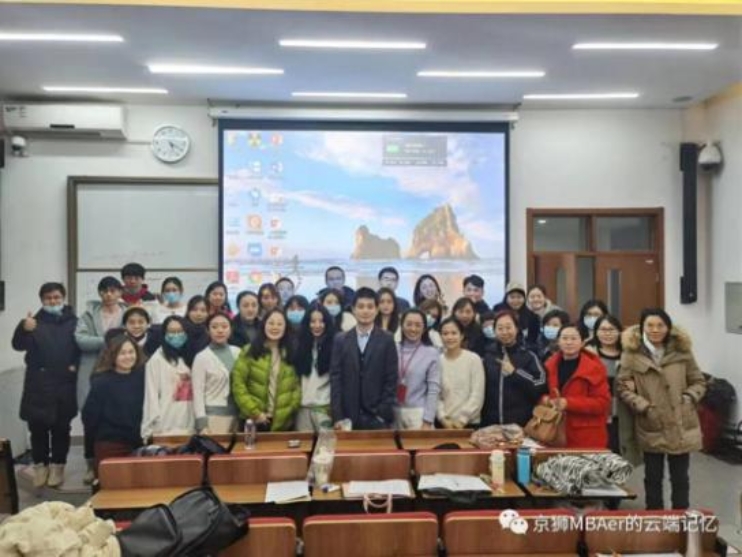 會議室里的人們
中度可信度描述已自動生成